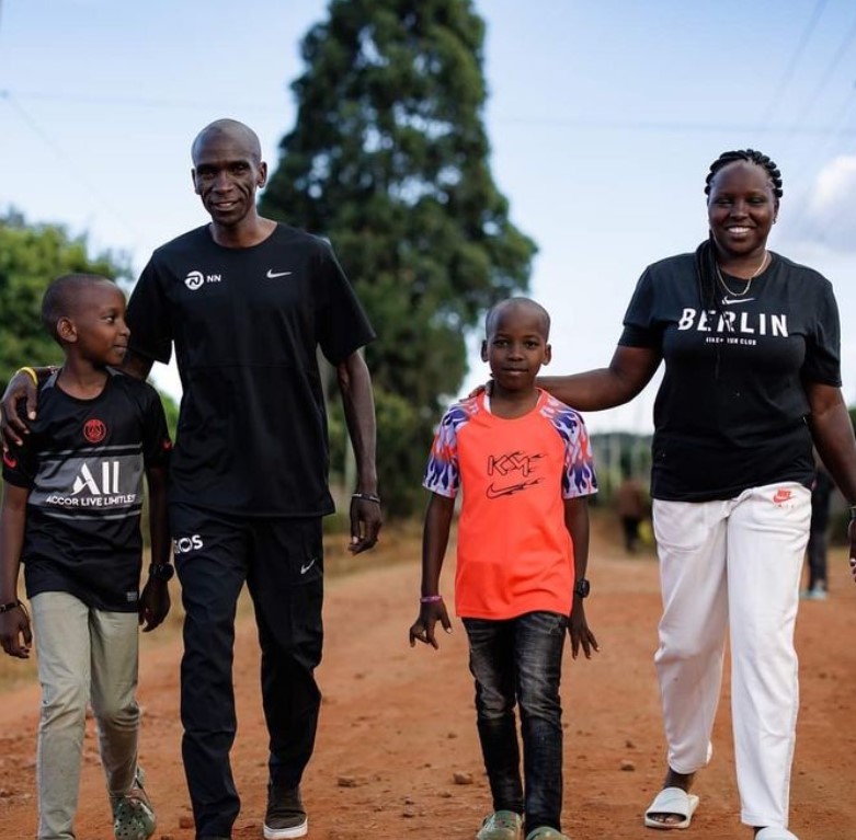 Eliud Kipchoge with his wife (Grace Sugutt) and kids