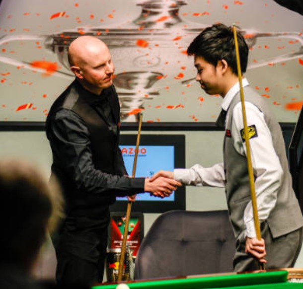 Si Jiahui and Anthony McGill during the quarter-final on the 12th day of the 2023 Cazoo World Championship