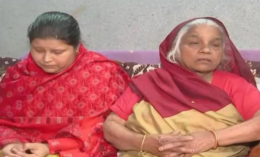 Umesh Pal's wife (Jaya Pal) and mother (Shanti Devi)