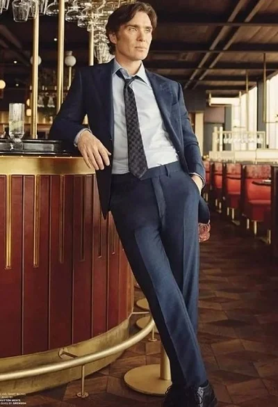 Cillian Murphy height is 5 feet 9 inches