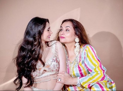 Zara Khan with her mother