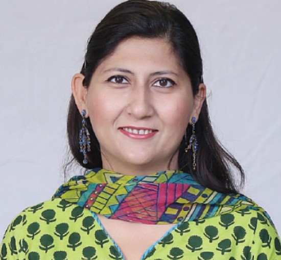Dawood spent her formative years in Lahore, Pakistan