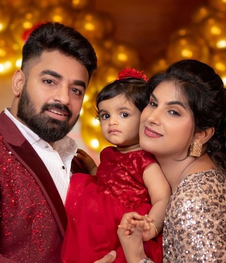 Gopinath Ravi with his wife and daughter