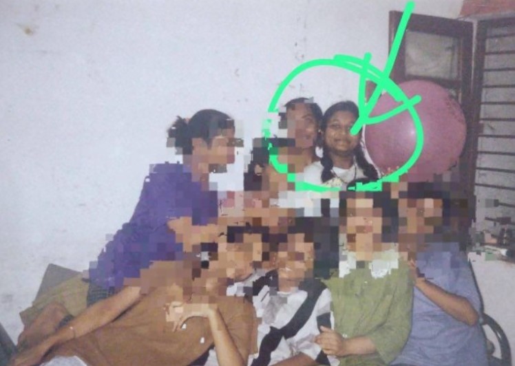An old picture of Dr Shaheen Sayeed with her friends