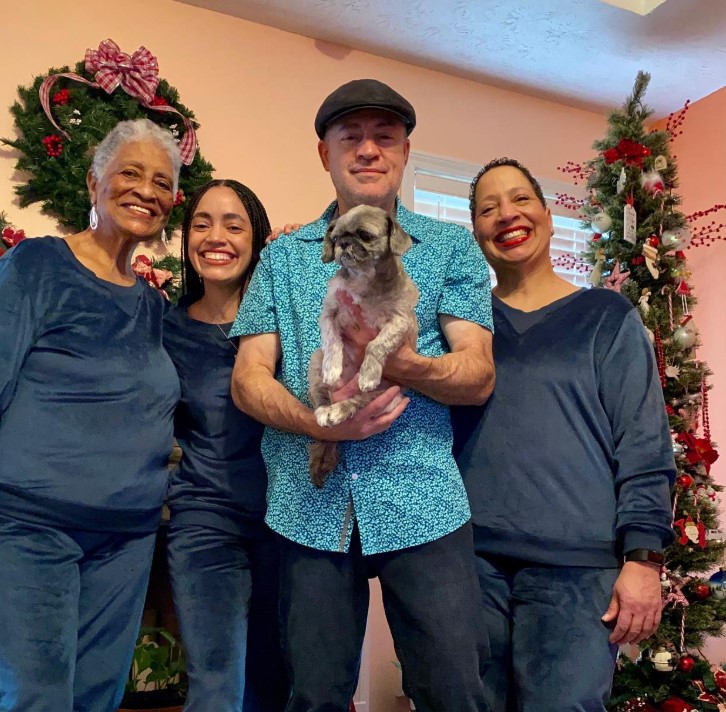 Elysandra Quiñones with her family
