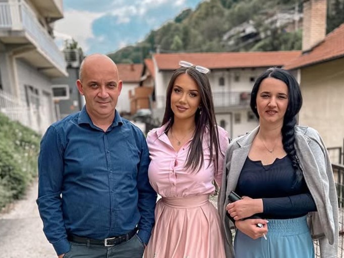 Emina Jahic with her parents