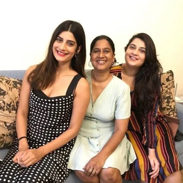 Erika Packard with her mother and ssister
