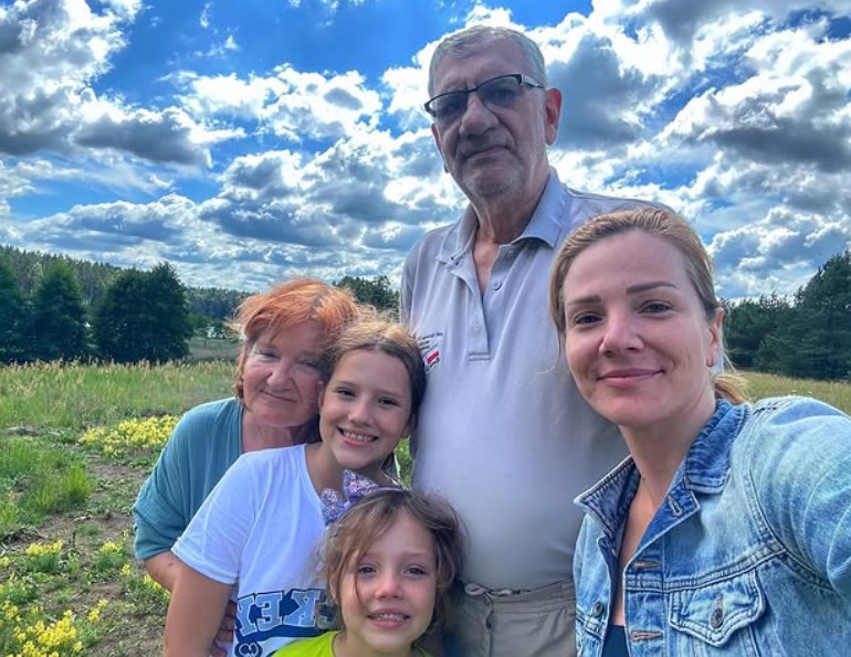 Hanna Zborowska with her parents and daughters