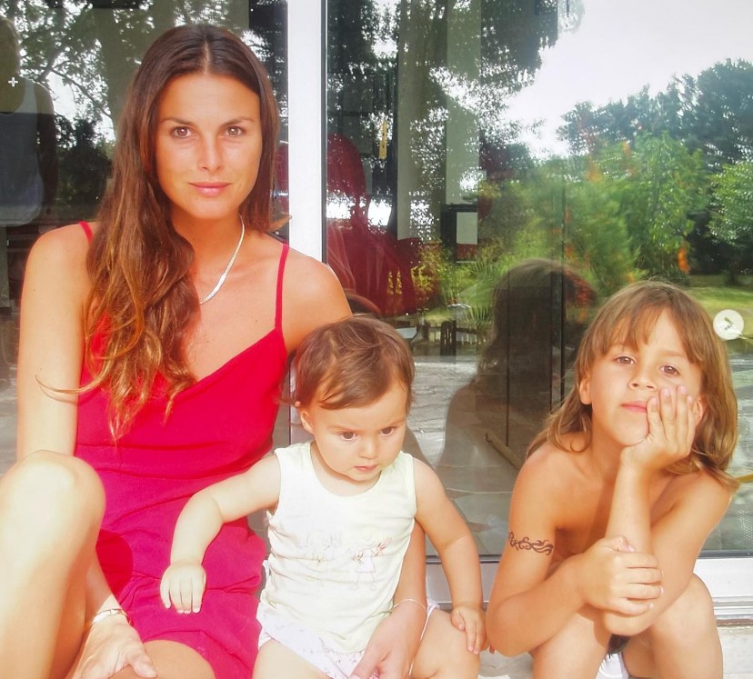 Raphaël Le Friant's childhood image with his mom and sister