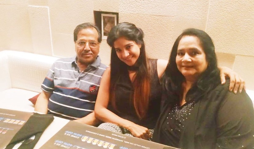 Sakshi Agarwal with her parents
