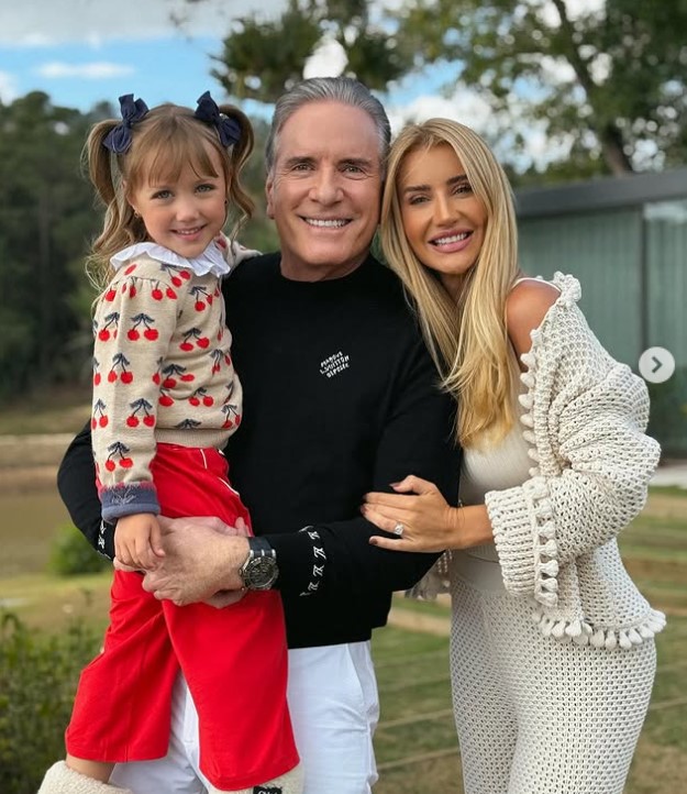 Ana Paula Siebert Justus with her husband and daughter