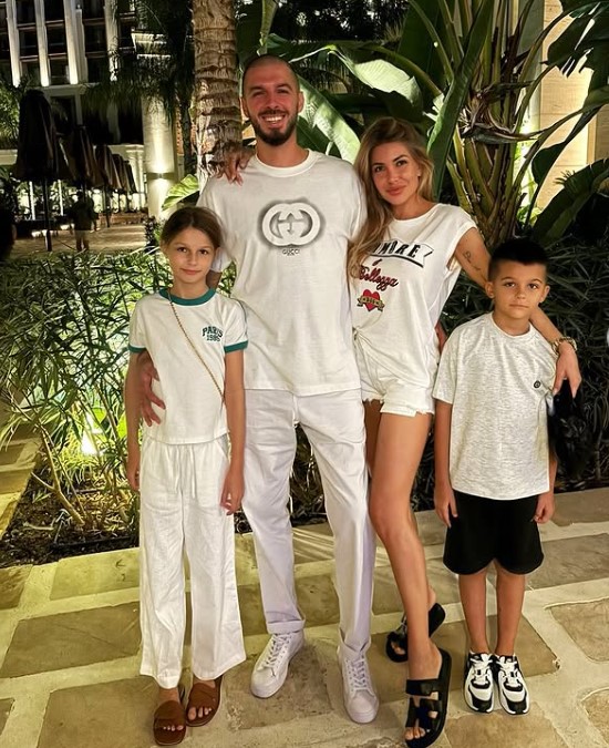 Elizaveta Kutuzova with her husband and kids