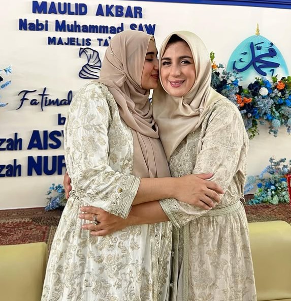Fatimah Tania Nadira with her mom