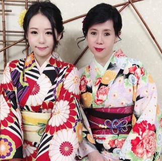 Kamchi Chan with her mom