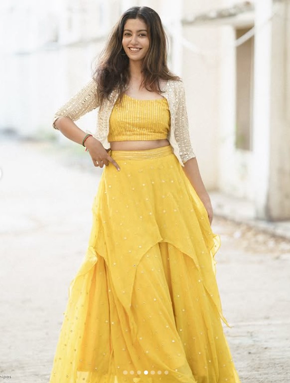 Roshni Haripriyan height