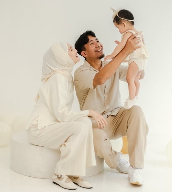Inas Rana Fagastia with her husband and daughter