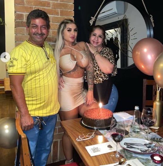 Lis Valderrama with her parents