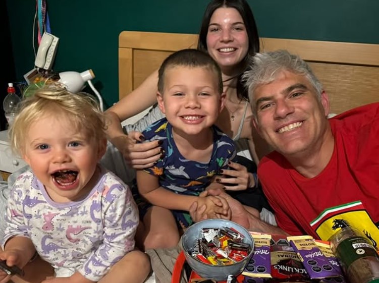Manuel de Tezanos Pinto with his wife Camila Muñoz and kids