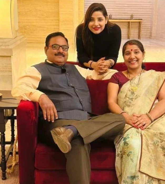 Anushka Srivastav with her parents