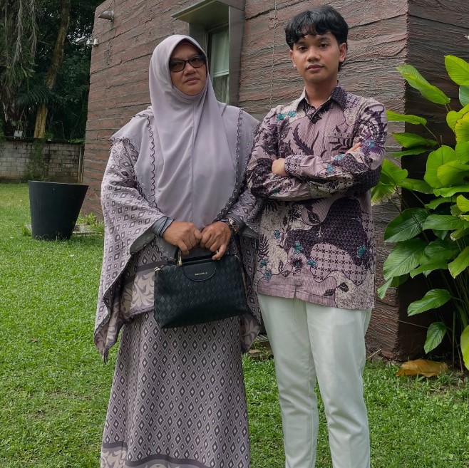 Fathul Kamil with his mother