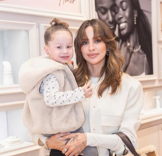Fer Figueroa with her daughter