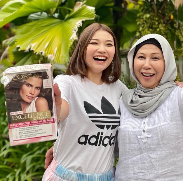 Nina Nadira with her mother