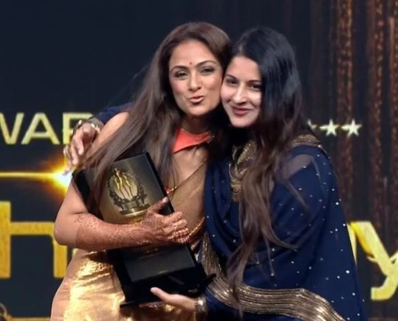 Sangeeta Sornalingam (right) posing with her ‘Unheralded Commander’ Award at the WoW Awards (Wonder Women Awards), held by the Galatta Media