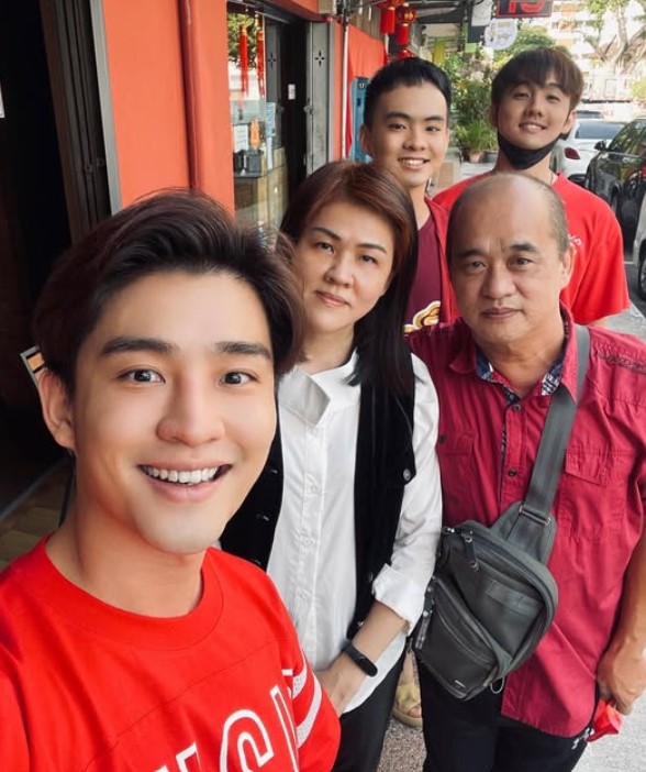 Alvin Chong with his family