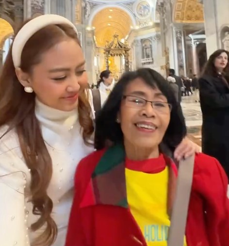 Fransisca Saraswati with her mom