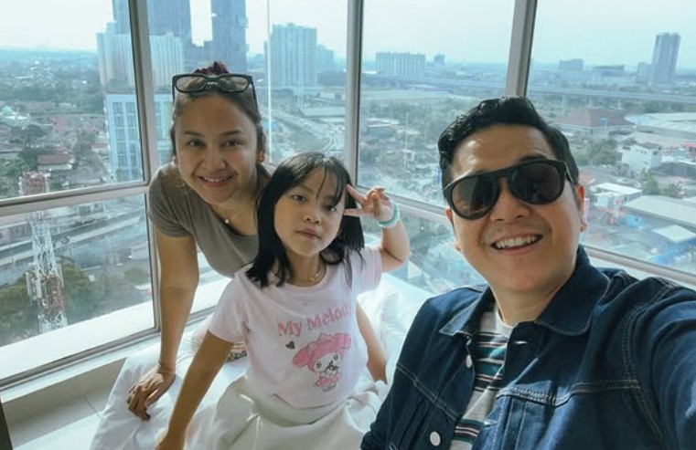Malvino Fajaro with his wife and daughter