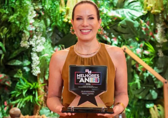 Regina Volpato with trophy in the Chega Mais studio