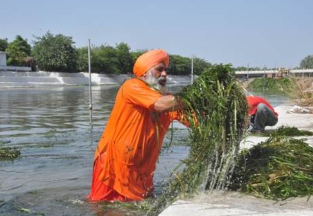 Balbir Singh Seechewal and his followers cleaned the sacred Kali Bein in Kapurthala