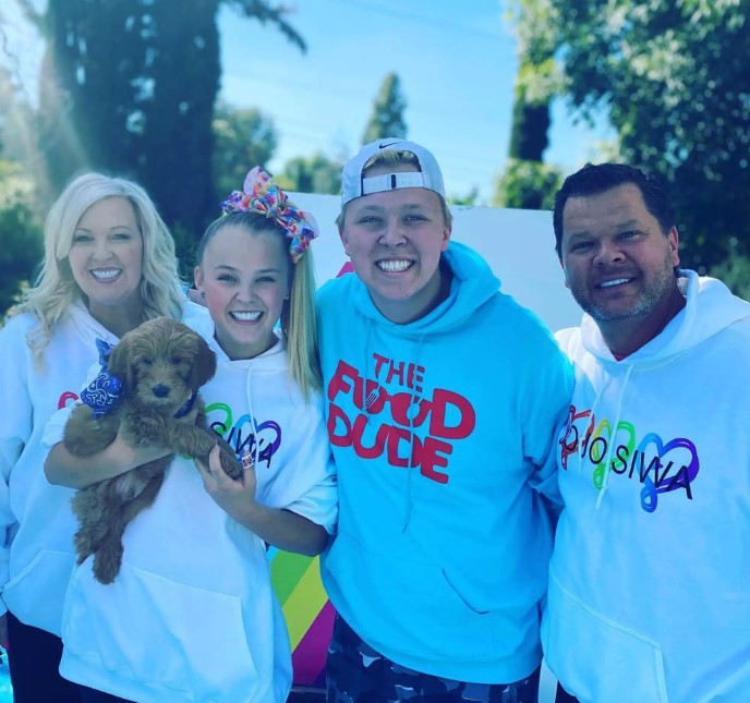 Jessalynn Siwa with her husband and kids