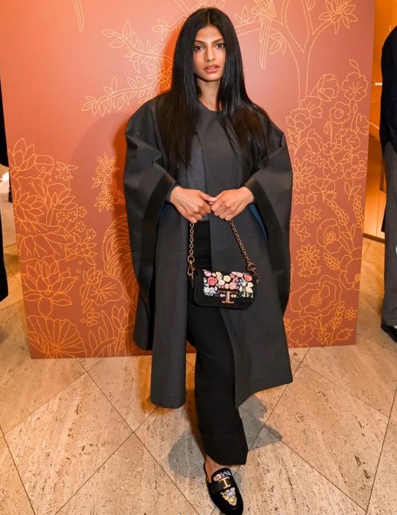 Priya Kansara height