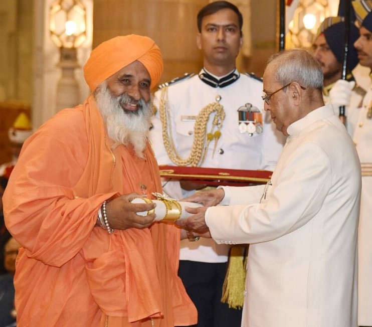 The President, Pranab Mukherjee presenting the Padma Shri Award to Sant Balbir Singh Seechewal