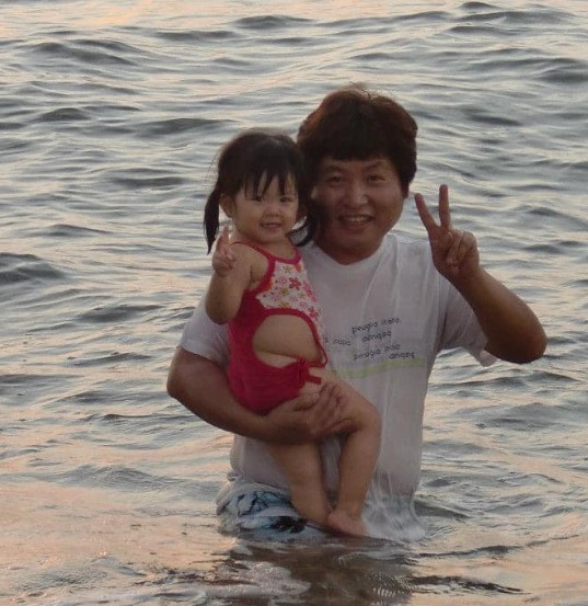 Chunsa Jung's childhood image with her dad