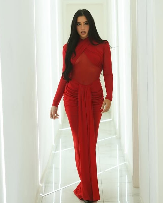 Cinthia Cruz height