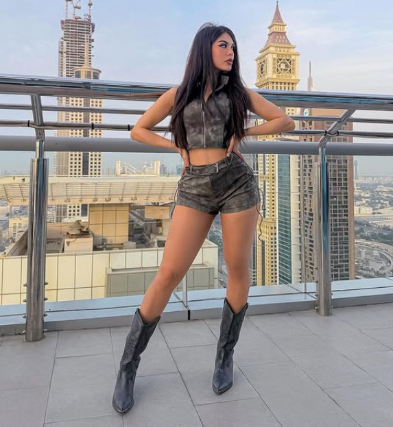 Lauren Cruz height