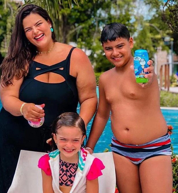 Mayara Russi with her kids