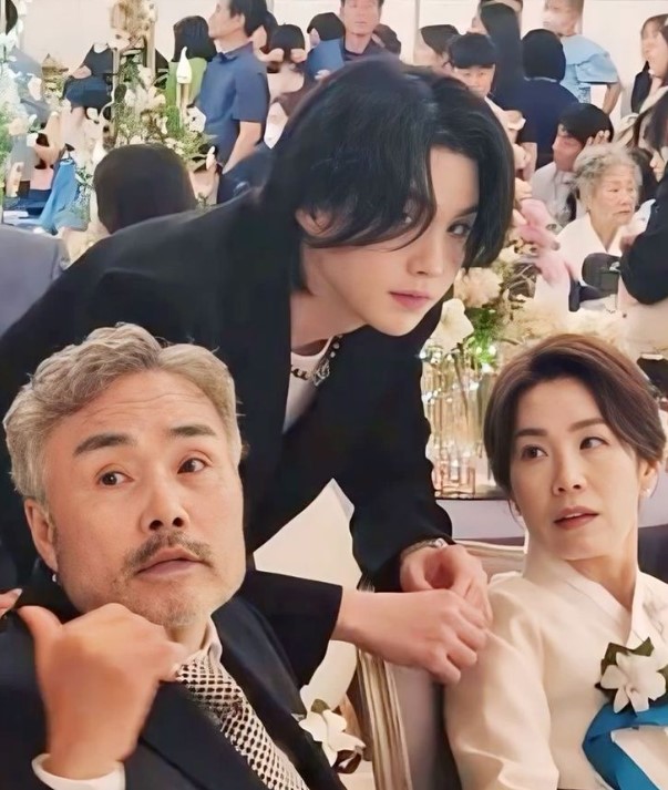 Min Yoon with his parents