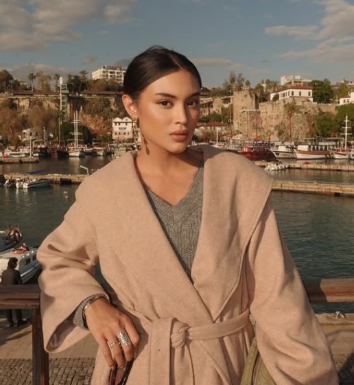 Naura Hakim bio