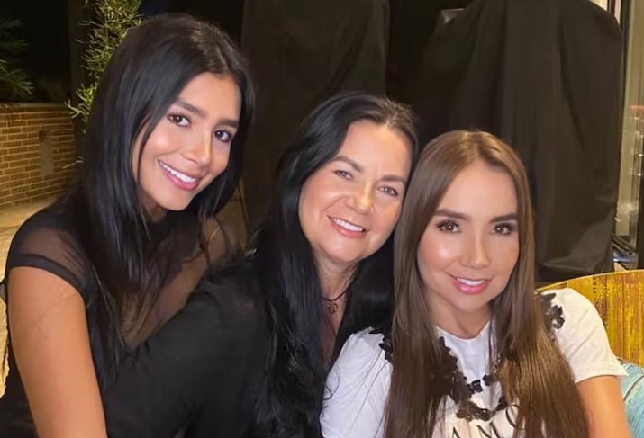 Paola Jara with her mother and sister