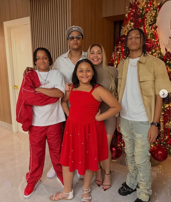 Secreto El Biberon with his wife and kids