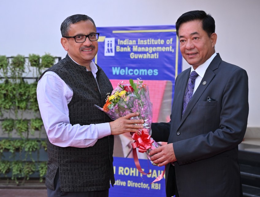 Shri E E Karthak, Director, IIBM welcomes Shri Rohit Jain, ED, RBI