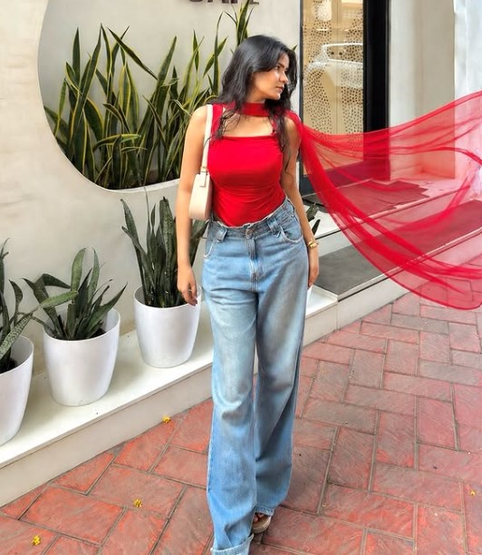 Aanchal Tiwari height