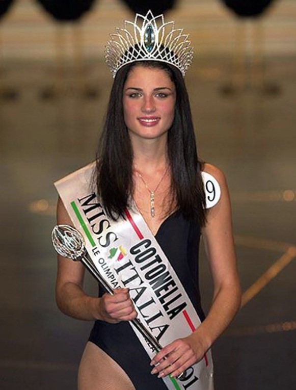 Daniela Ferolla crowned as Miss Italia 2001