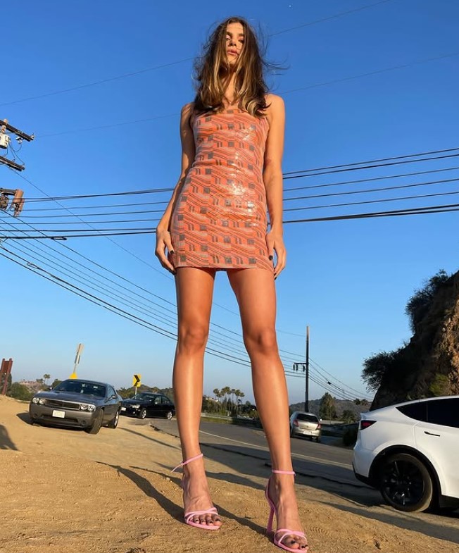 Mia Challis height
