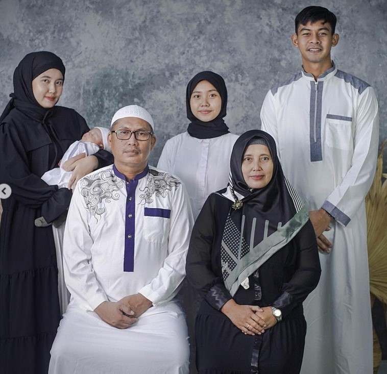 Satria Tama Hardiyanto with his family