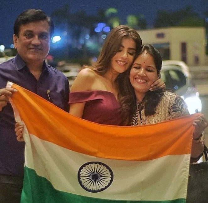 Aditi Hundia with her parents