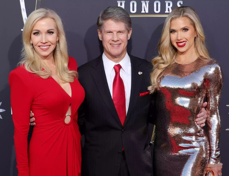 Gracie Hunt with her parents